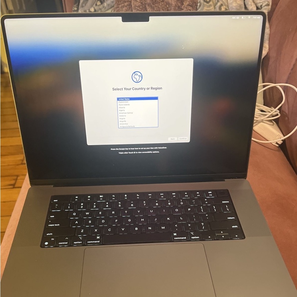 Apple MacBook - Silver - Picture 3 of 3